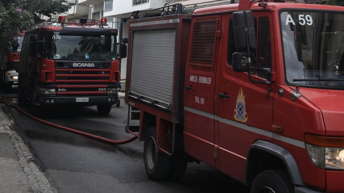 Πυρκαγιά σε διαμέρισμα στην πλατεία Αττικής – Απεγκλωβίστηκε γυναίκα χωρίς τις αισθήσεις της