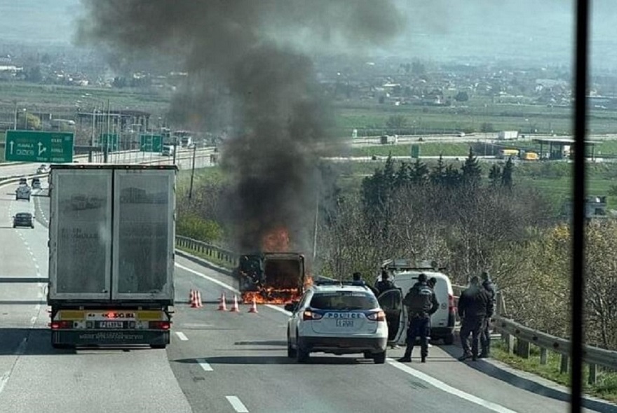 Πυρκαγιά σε Ι.Χ όχημα στο 365ο χλμ. της Ε.Ο Αθηνών – Θεσσαλονίκης