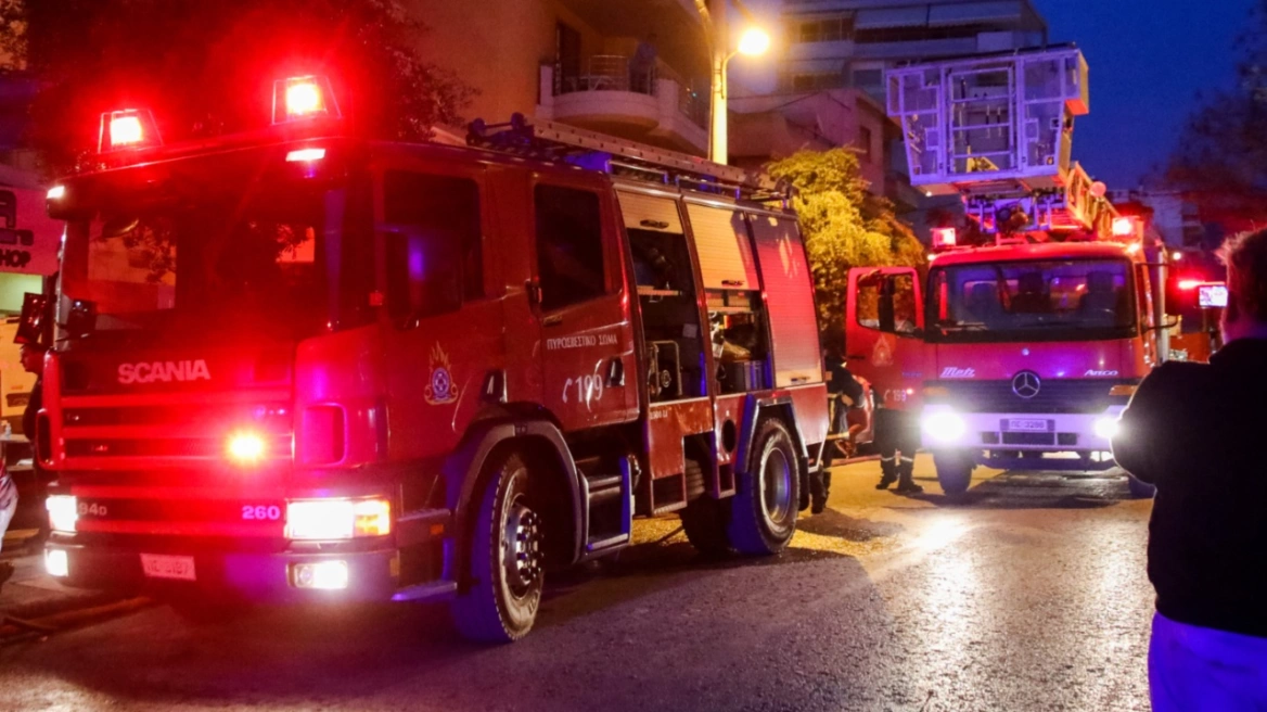 Πυρκαγιά σε διαμέρισμα στη συμβολή των οδών Ζωοδόχου Πηγής και Σόλωνος στο κέντρο της Αθήνας