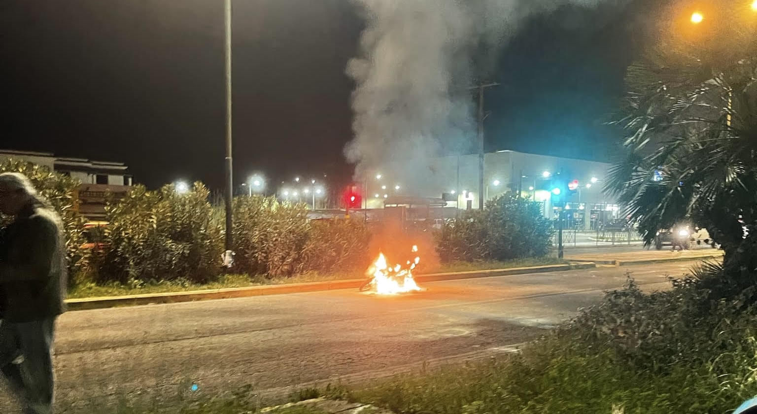 Πυρκαγιά σε μοτοποδήλατα επί της οδού Μπακογιάννη Παύλου στα Βριλήσσια