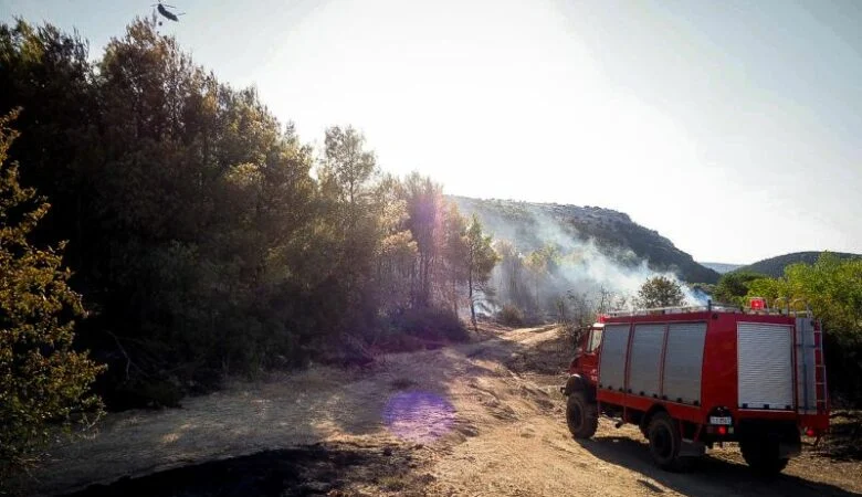 Αυστηρά πρόστιμα και συλλήψεις για υπαίθριες καύσεις σε Αττική, Αιτωλοακαρνανία, Μαγνησία, Εύβοια, Χανιά, Ηλεία και Σάμο